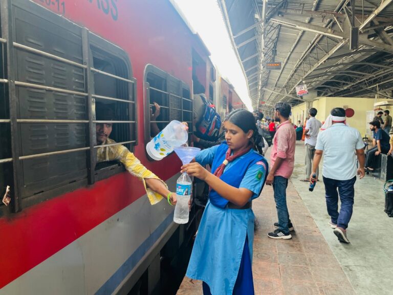 गर्मी में यात्रियों की प्यास बुझाकर मानवता की मिसाल बनी कोटा मंडल की जल सेवा