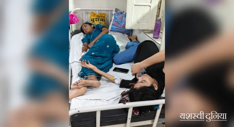 मंदसौर जिला अस्पताल बदहाल: फीमेल मेडिकल वार्ड में एक बेड पर दो मरीज भर्ती, स्टाफ की कमी से बढ़ी परेशानी