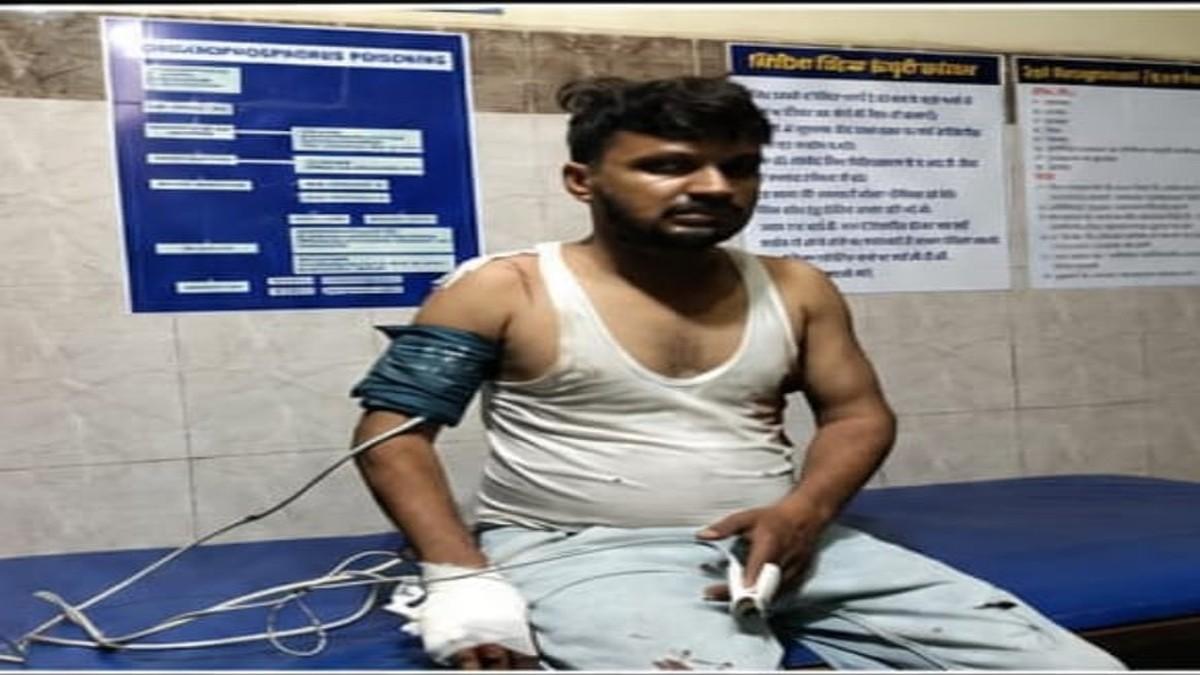 घायल कोरियर संचालक का उपचार