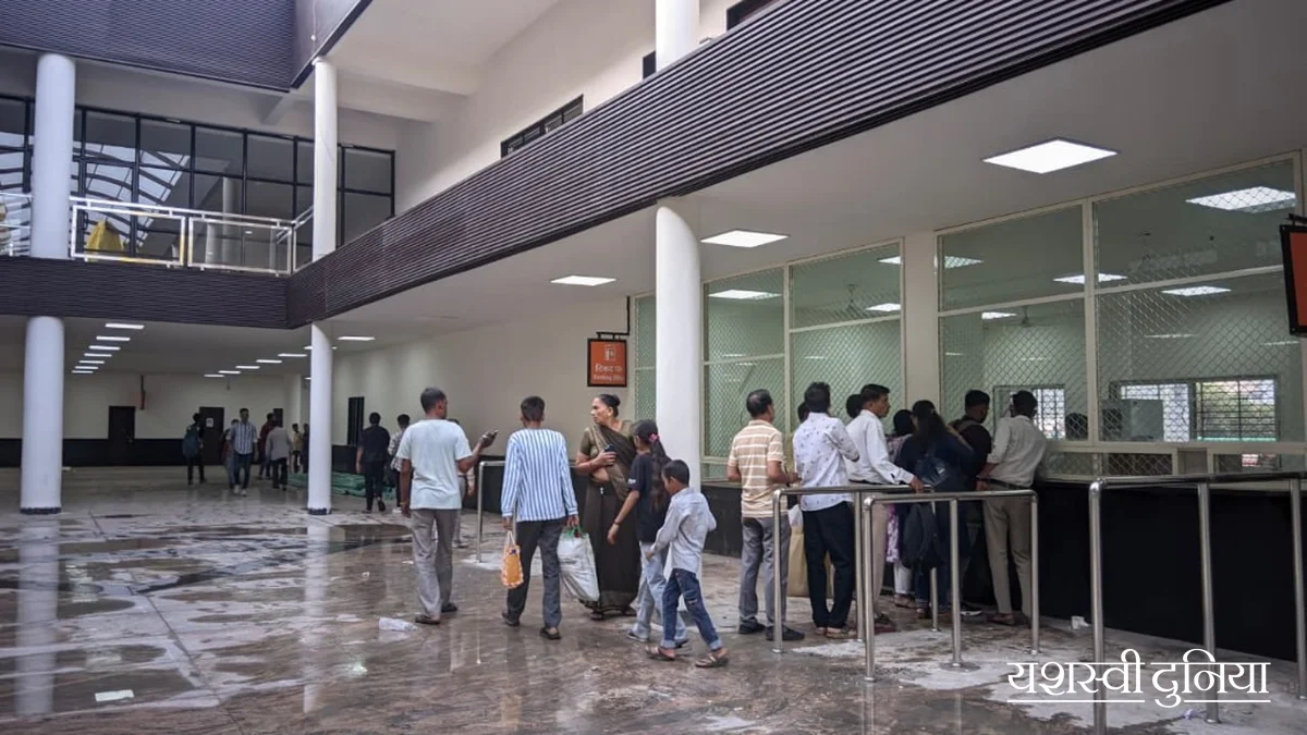 लक्ष्मीबाई नगर रेलवे स्टेशन टिकट काउंटर