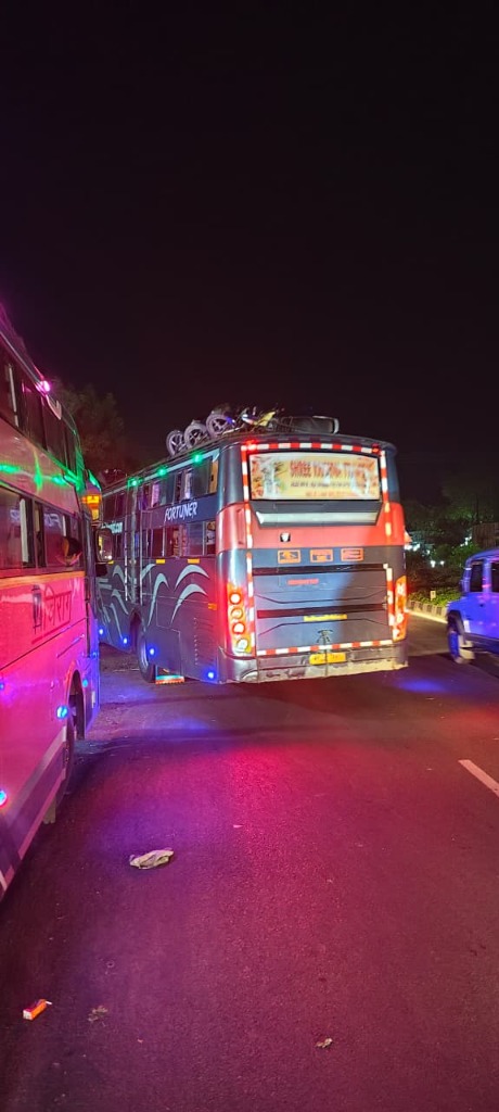 बसों की छत पर टू-व्हीलर ढोने का खेल जारी, यात्रियों की सुरक्षा से हो रहा खिलवाड़