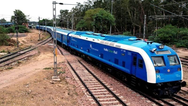 पटरियों पर फर्राटा भरती भारत की पहली हाइड्रोजन ट्रेन