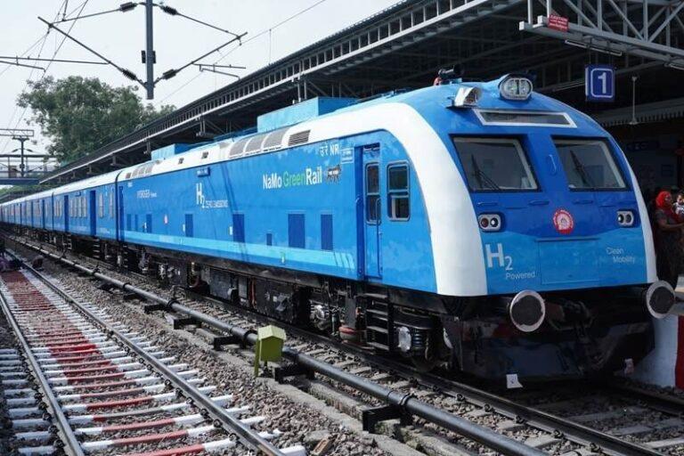 3000 लीटर डीज़ल के धुएँ की जगह केवल भाप: भारत की पहली स्वदेशी हाइड्रोजन ट्रेन ने रचा इतिहास, जानिए इसकी अजूबा तकनीक!