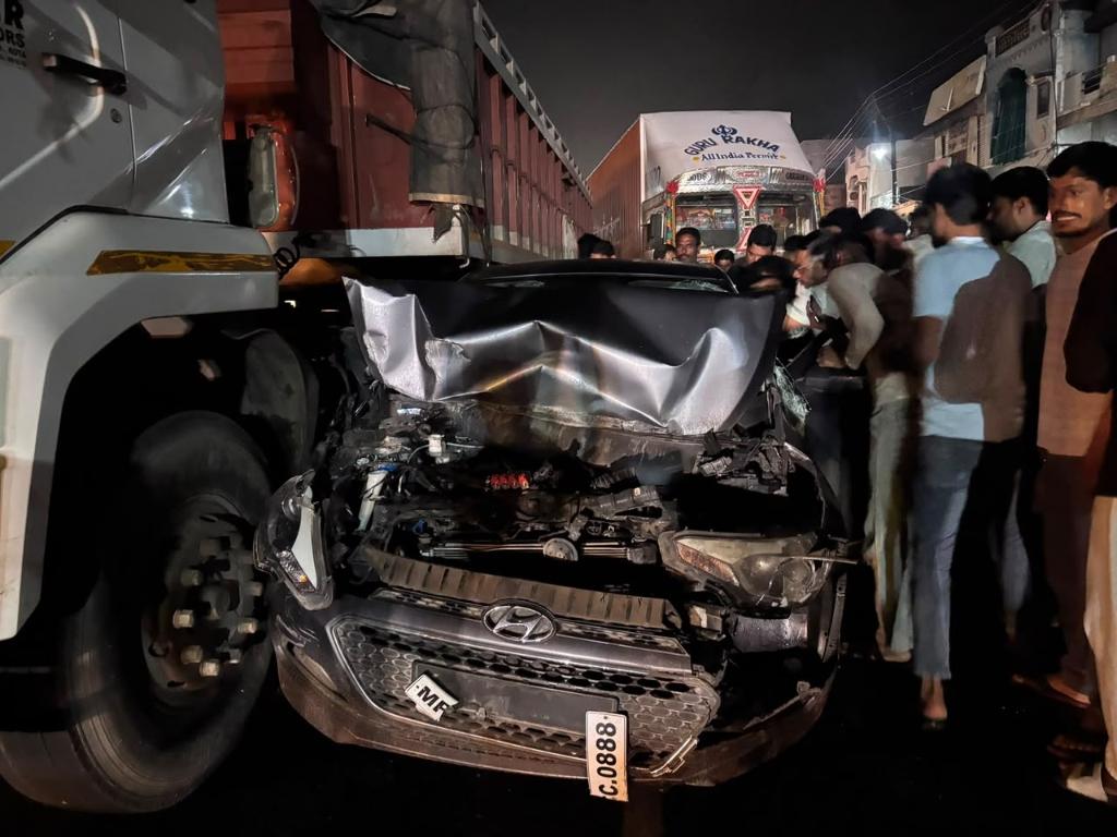 दलौदा में घटनास्थल पर ट्रक से टकराकर चकनाचूर हुई कांस्टेबल मुकेश भदौरिया की कार