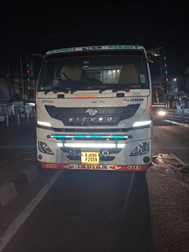 दलौदा पुलिस द्वारा ज़ब्त किया गया दुर्घटनाकारित आइशर ट्रक नंबर RJ 09G F2559
