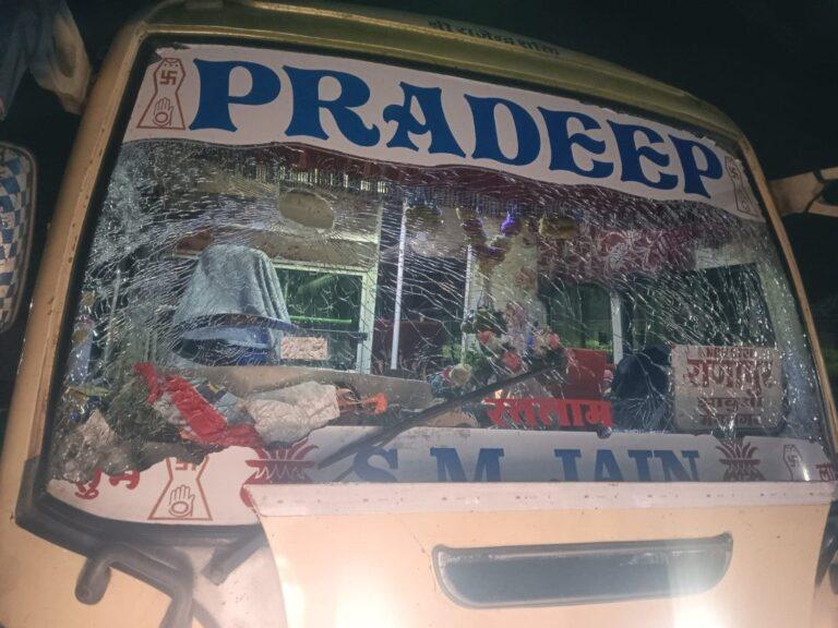 दिल्ली-मुंबई एक्सप्रेसवे पर पथराव व हादसों से दहशत: बसों और वाहनों के टूटे कांच; सुरक्षा व्यवस्था पर उठे गंभीर सवाल!