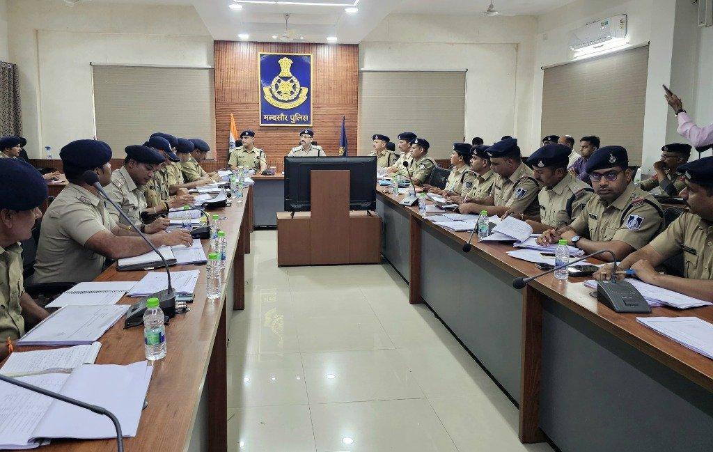 डीआईजी निमिष अग्रवाल का सख्त रुख: फरार इनामी वारंटियों और सिंथेटिक ड्रग्स पर शिकंजा कसने के निर्देश; टीआई कुलदीप सिंह राठौर व कमलेश प्रजापति की सराहना!