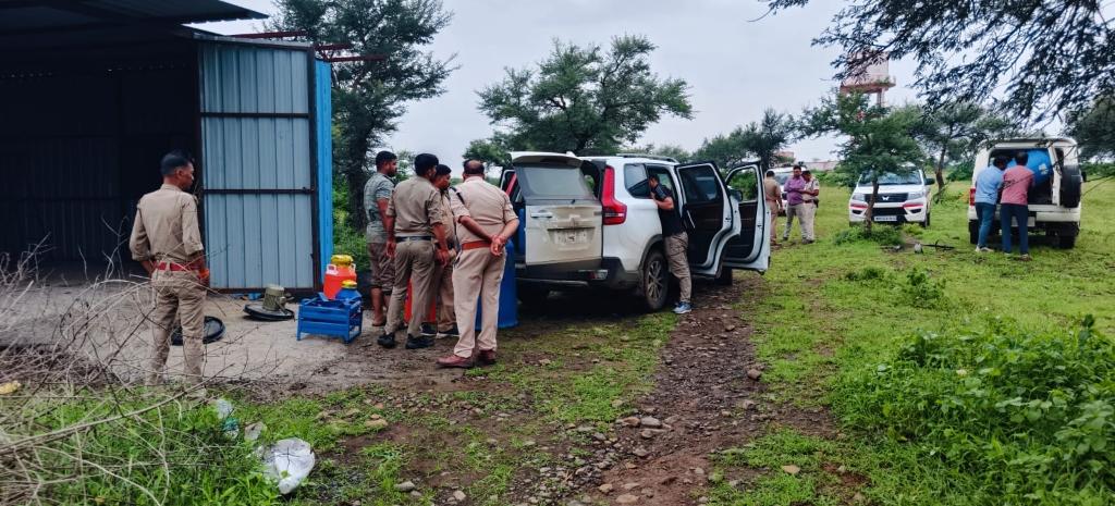 सीतामऊ पुलिस टीम मानपुरा में टीन शेड फार्म पर दबिश देते हुए