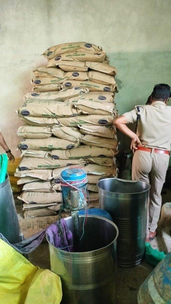 फैक्ट्री से भारी मात्रा में जब्त किए गए वे पाउडर के कट्टे और इलेक्ट्रिक मिक्सर उपकरण